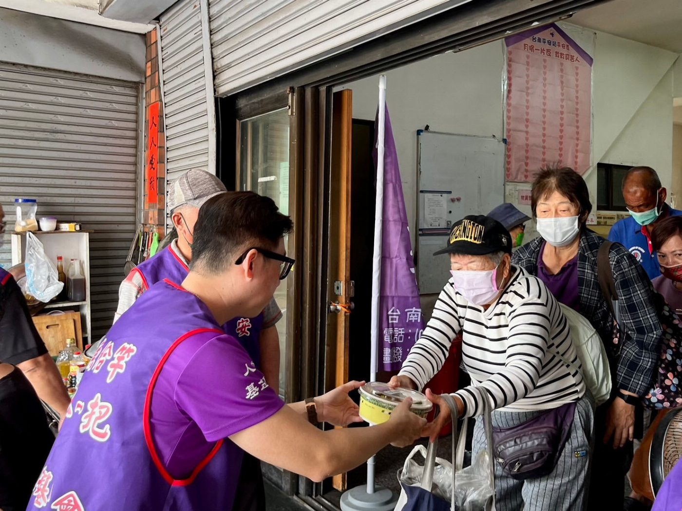 觀音聖誕 人安台南站供營養蔬食 吸引寒士踴躍參加