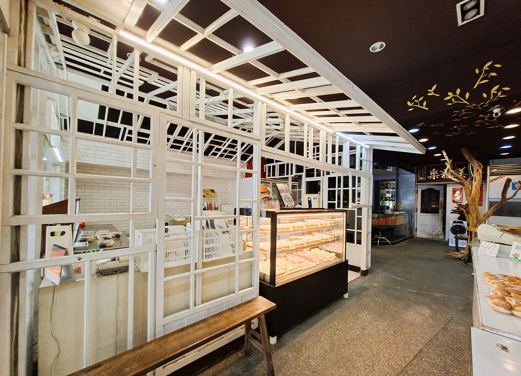 5._店內「屋中屋」的設計,可讓顧客在屋外點餐、觀看麻糬製作,別具巧思創意。(張耘書拍攝) 5._店內「屋中屋」的設計,可讓顧客在屋外點餐、觀看麻糬製作,別具巧思創意。(張耘書拍攝)