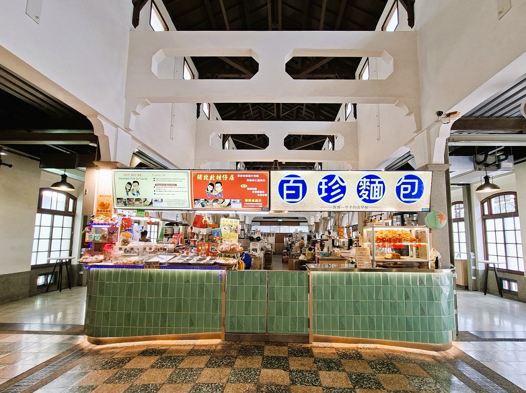 6._目前百珍麵包也進駐西市場美食街，由第三代張慈云負責打理。（張耘書拍攝）