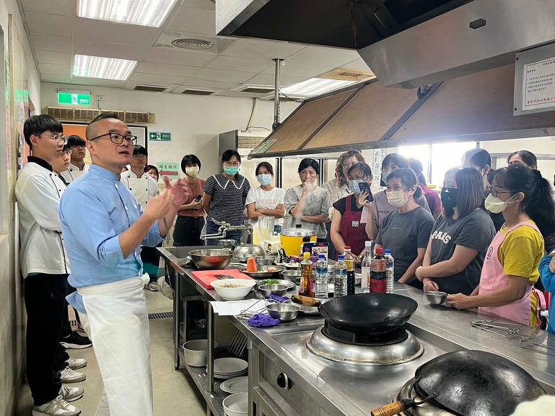 「佳節美食逗陣來」 南市教育局邀專業主廚秀廚藝 學校午餐來過節!