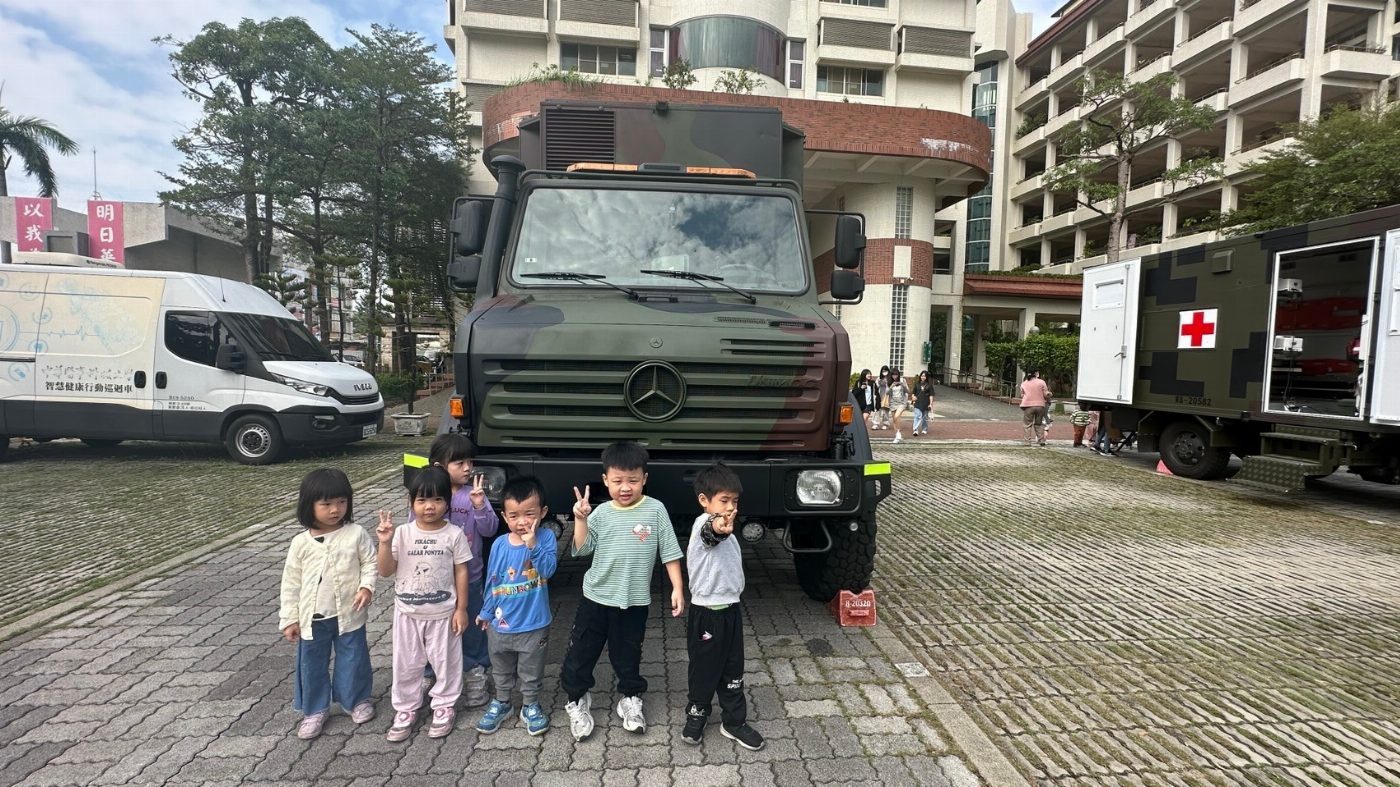 華醫Team 全民國防國軍裝備進駐校園展示  師生體驗不同軍種裝備演練一起做國軍的後盾