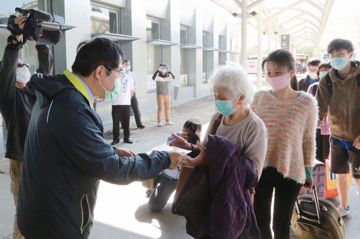 初五開工日！ 黃偉哲至高鐵站發送平安福袋