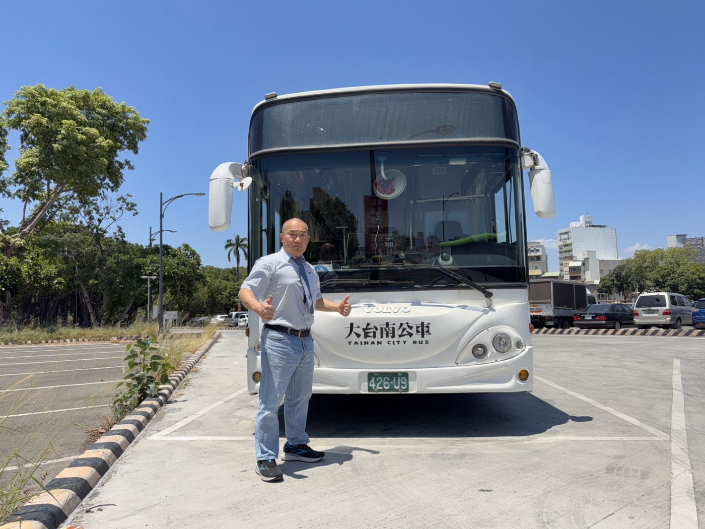 騎士自摔趴臥分隔島，大台南公車駕駛暖心協助撐傘報警