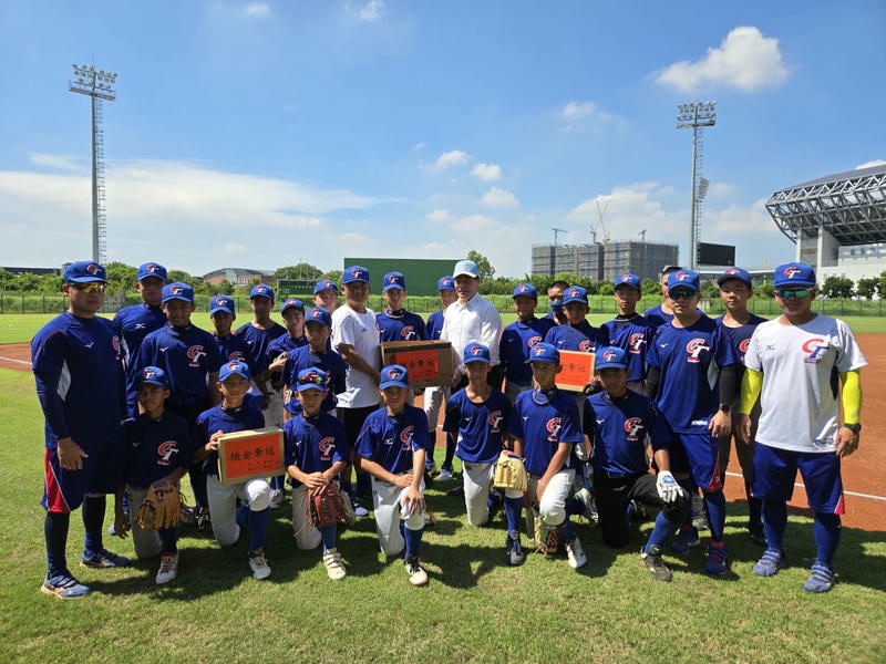 體育局陳良乾局長親赴慰勞 U12臺灣代表隊 為少棒小將加油打氣 期許再創佳績