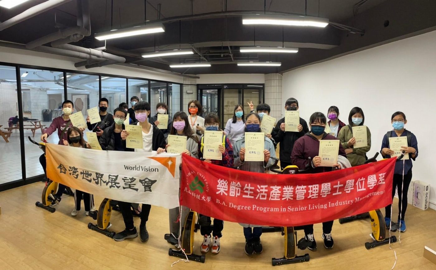 崑大樂活學程帶領弱勢學生參訪教學設備 協助職涯規劃　