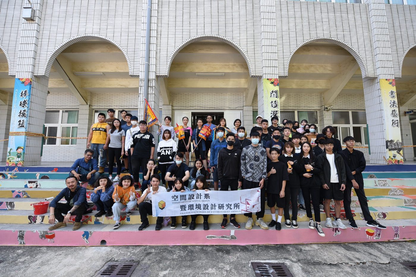 校園圖騰彩繪 崑山科大空設系攜手歸南國小培育美學種子