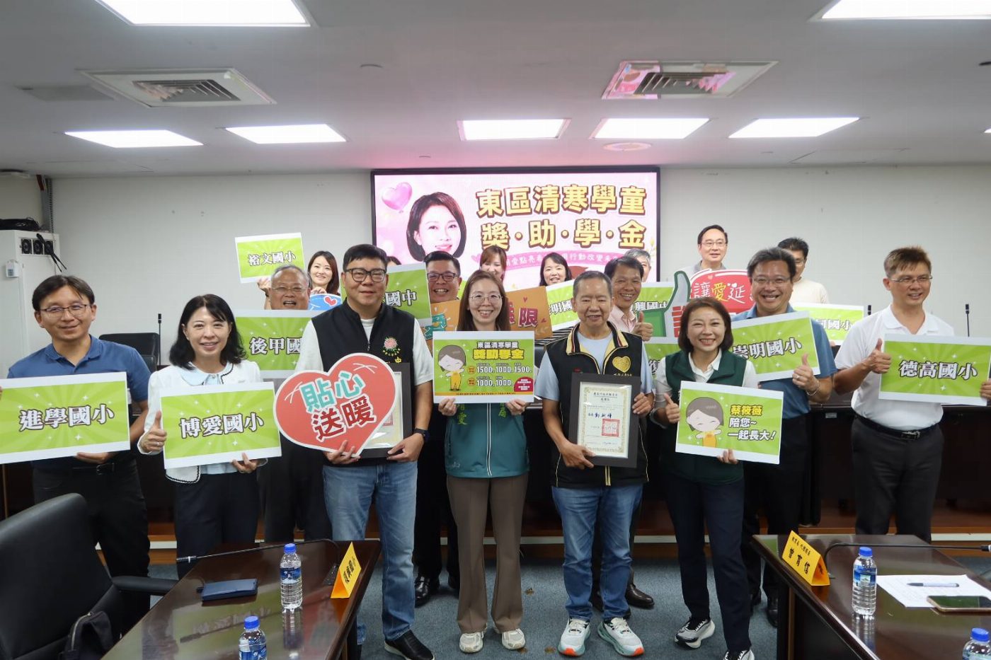 蔡筱薇攜手康黃金慈善愛心協會持續傳愛，串聯東區各校共同關壞弱勢學子，讓教育支持不中斷，愛心一棒接一棒。