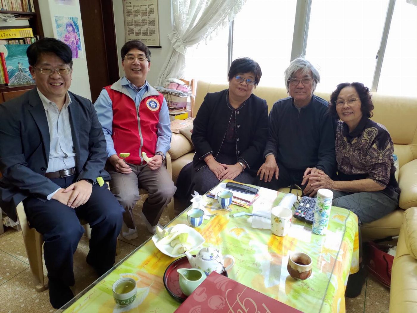 南大賀歲迎新年～陳惠萍校長向退休同仁賀新春