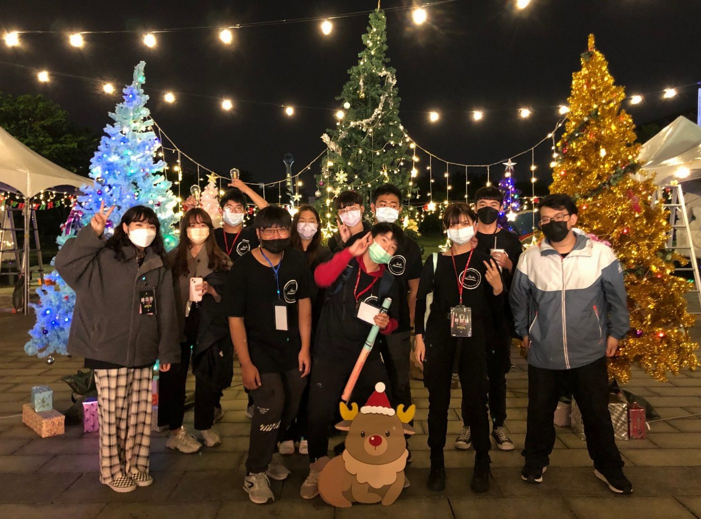  崑大學生會攜手崇青社舉辦「聖誕素」蔬食市集 點燈活動讓校園閃亮