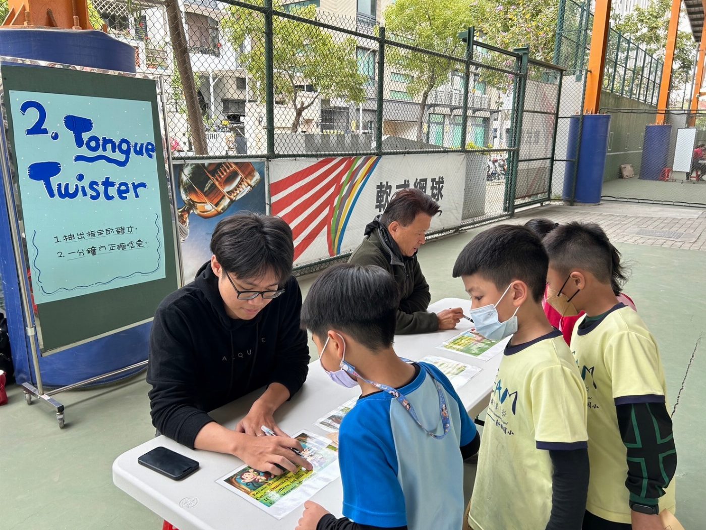 南大學生與新南國小學童歡度「新南英語日」