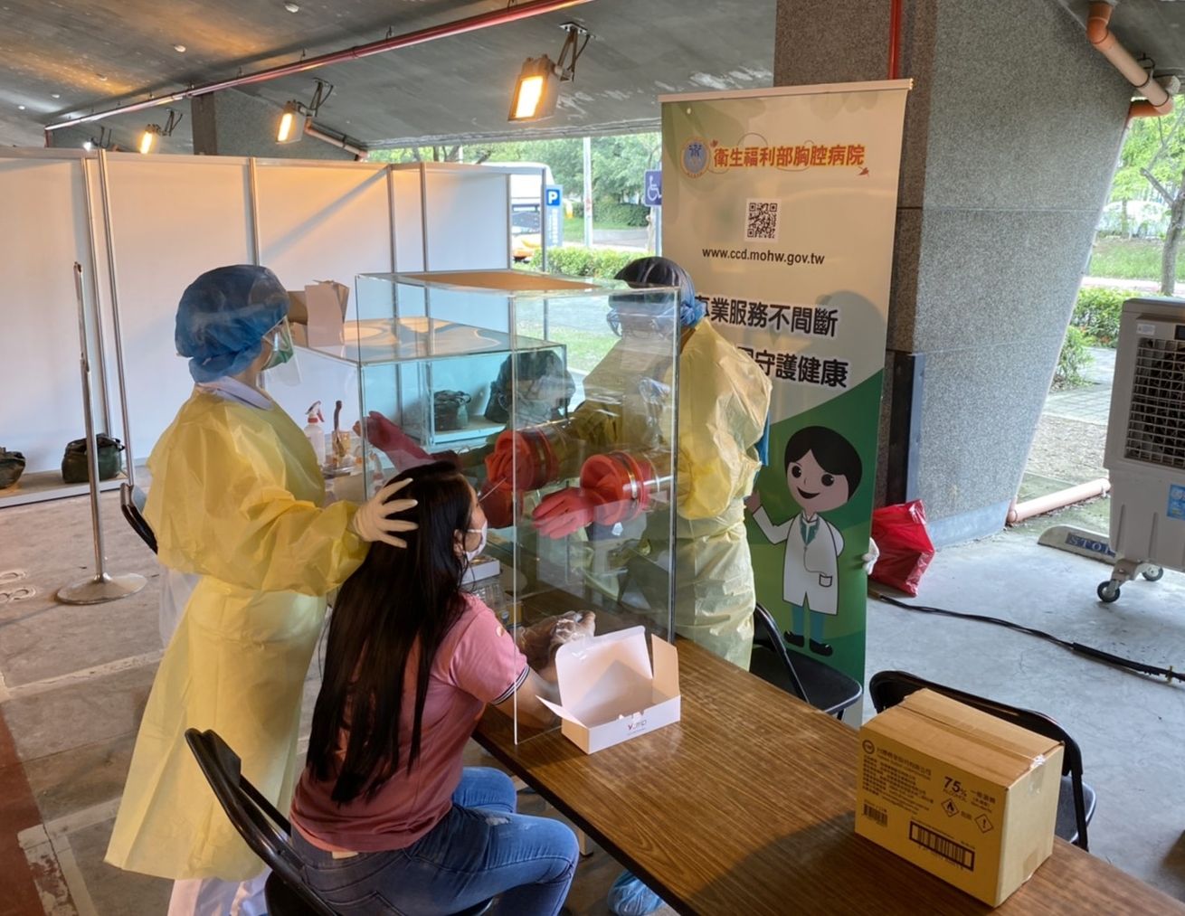 胸腔病院防疫快篩隊進駐南科篩檢站   守護國人為疫情把關