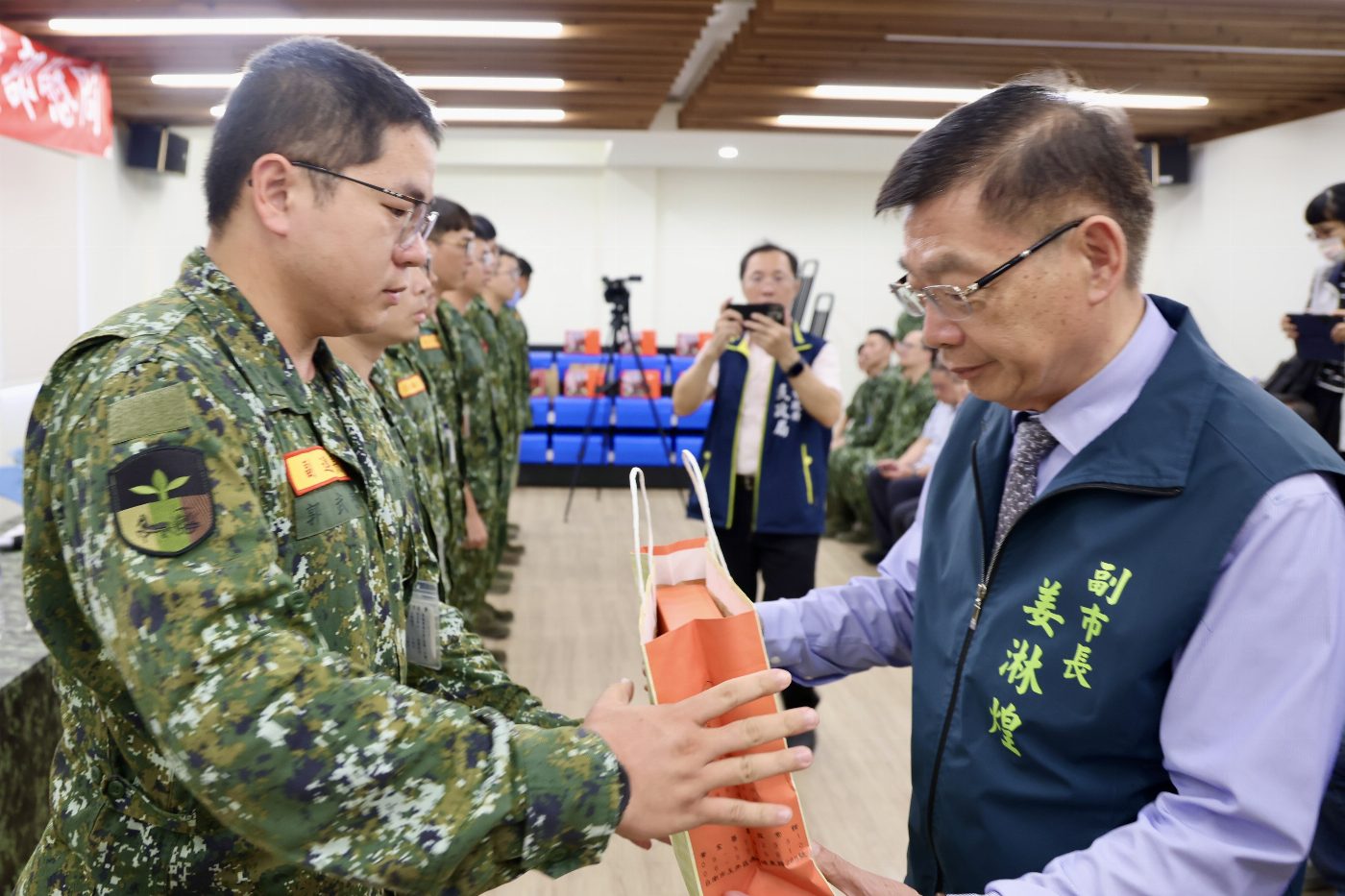 中秋前夕市府慰問國軍：黃偉哲傳遞信心，肯定軍民共守家園精神