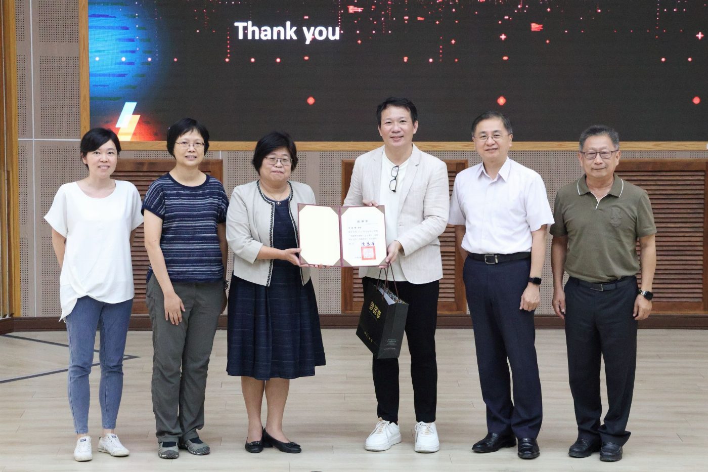 聚焦AI與大數據應用 遠見總編李建興蒞南大解析2025產業人才關鍵趨勢