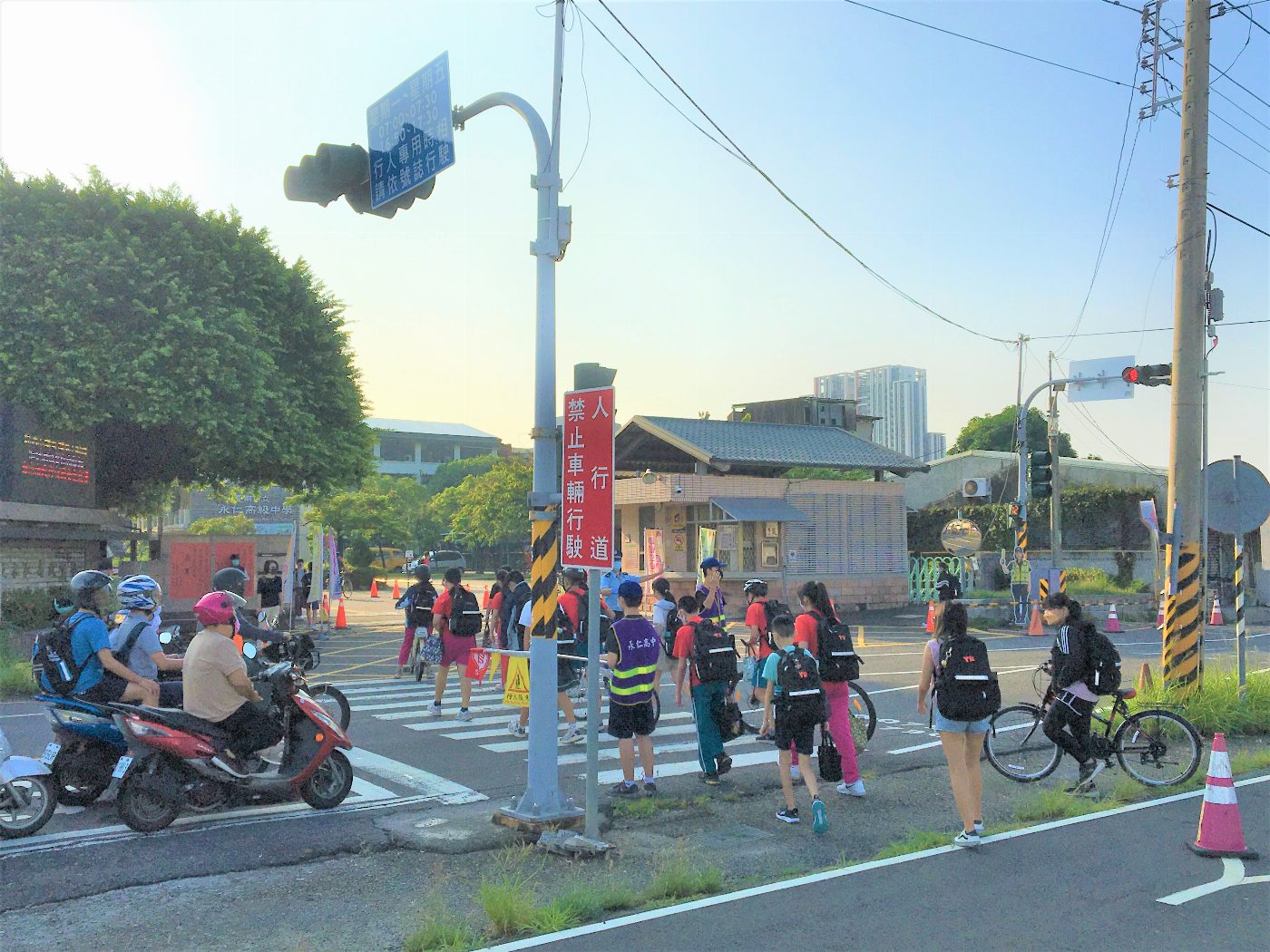 路口安全由我守 行人馬路安心走