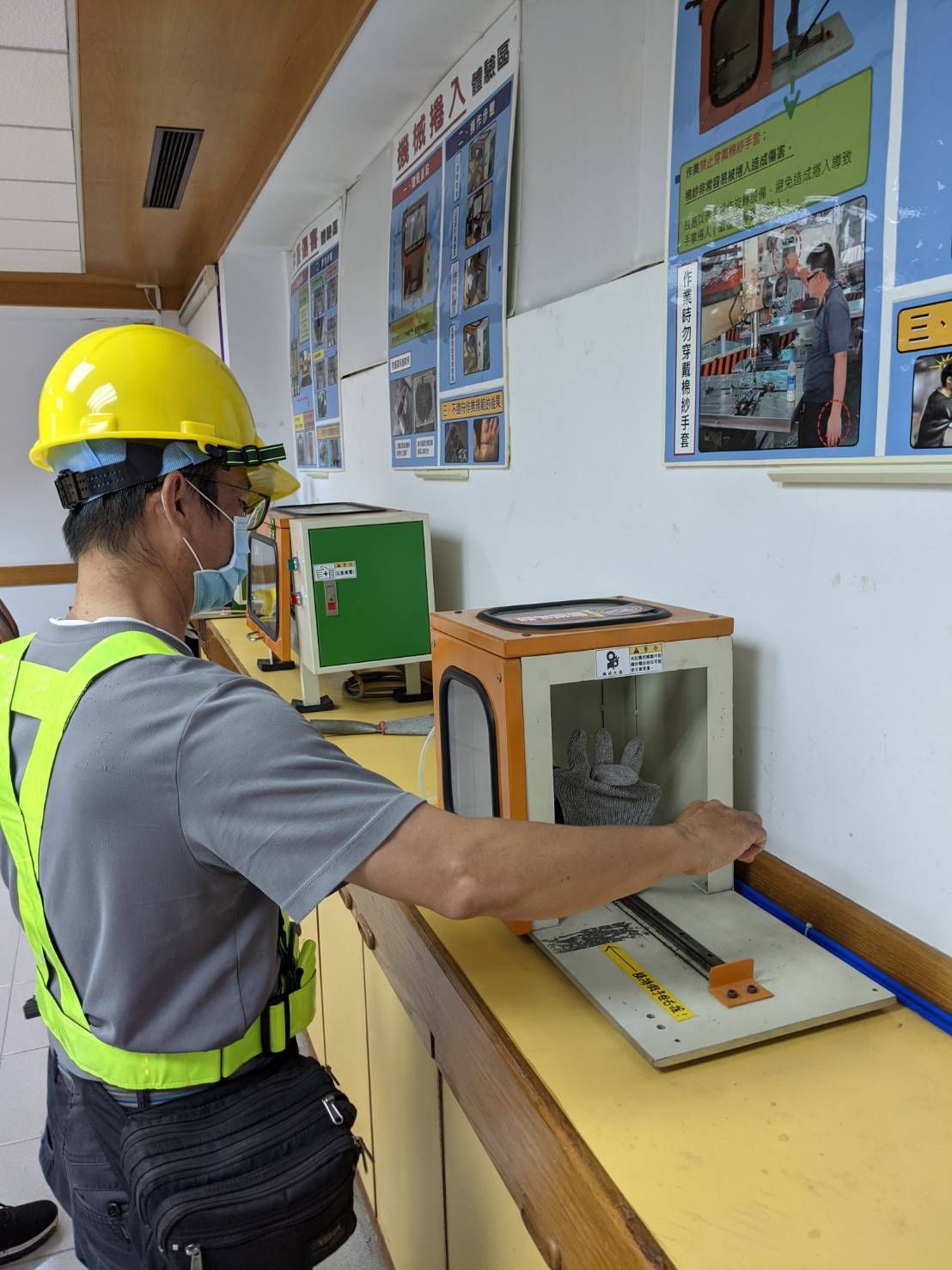 臺南市政府勞工局帶領勞工領袖大學學員參加「工安參訪體感訓練活動」 提升在職勞工職安意識