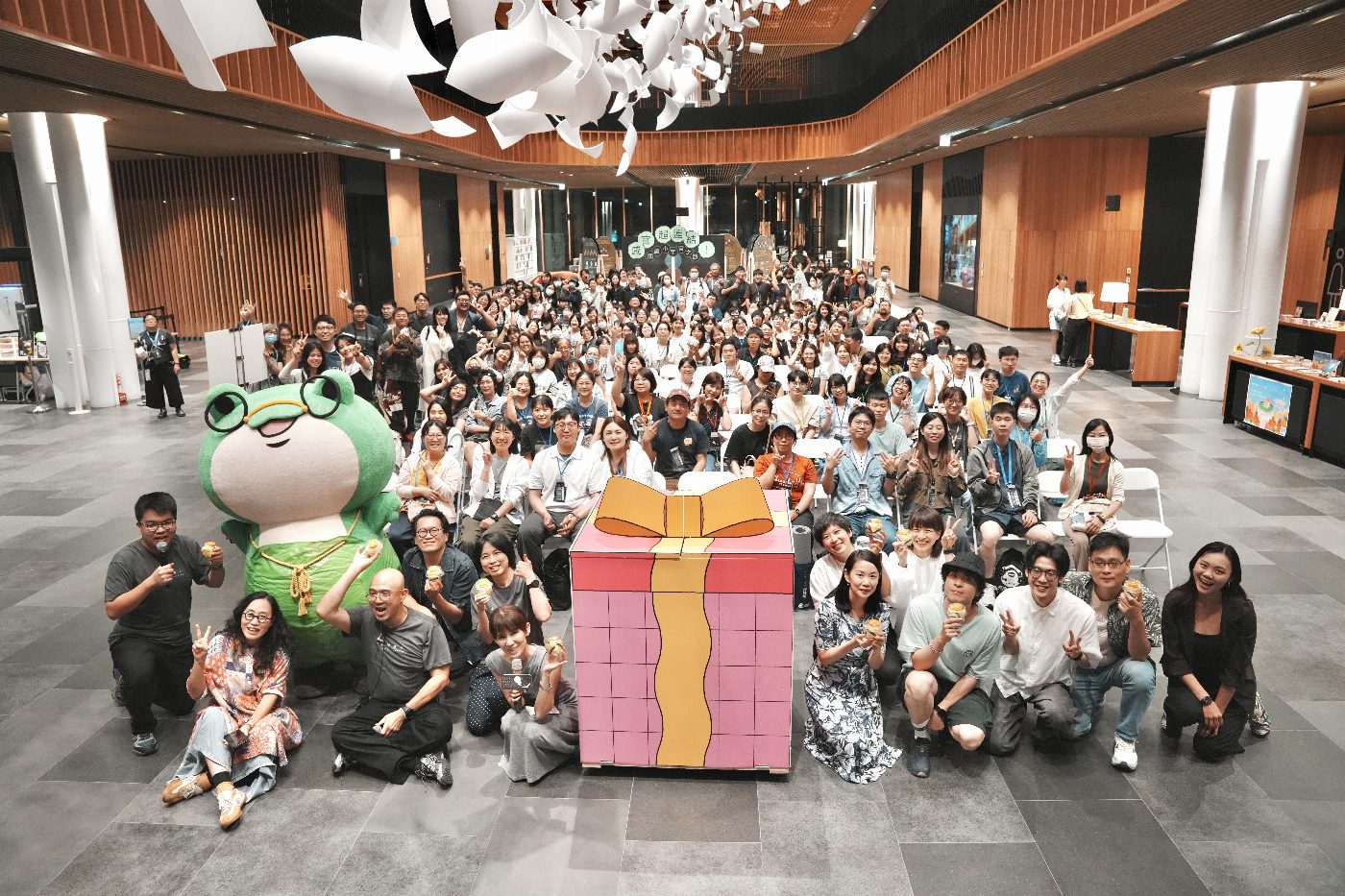圖書館不打烊！南市圖首度挑戰24小時不休館 近200位市民「閱讀免睡店」一路讀到天亮