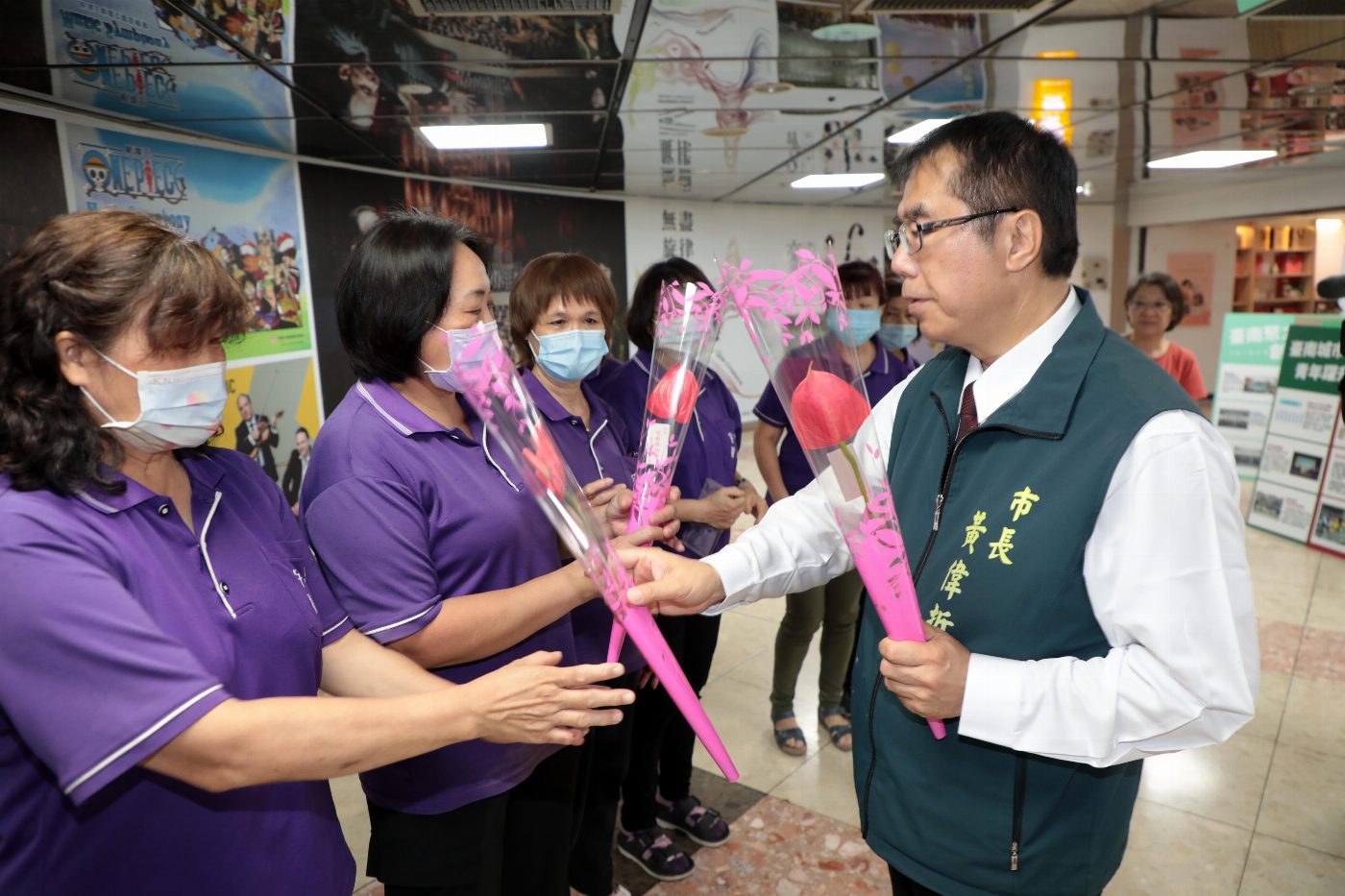 黃市長獻上火鶴花 向媽媽表達感恩與祝福