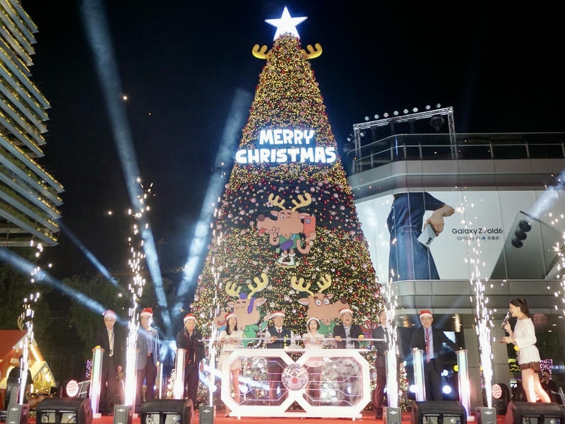 點亮南紡「MERRY CHRISTMAS聖誕FUN紡樂園」董座侯博明捐160萬元助嬰兒之家購交通車