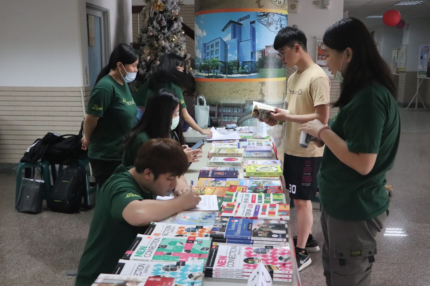 台首大幼教系「愛心書市-BOOK幼惑」二手書義賣