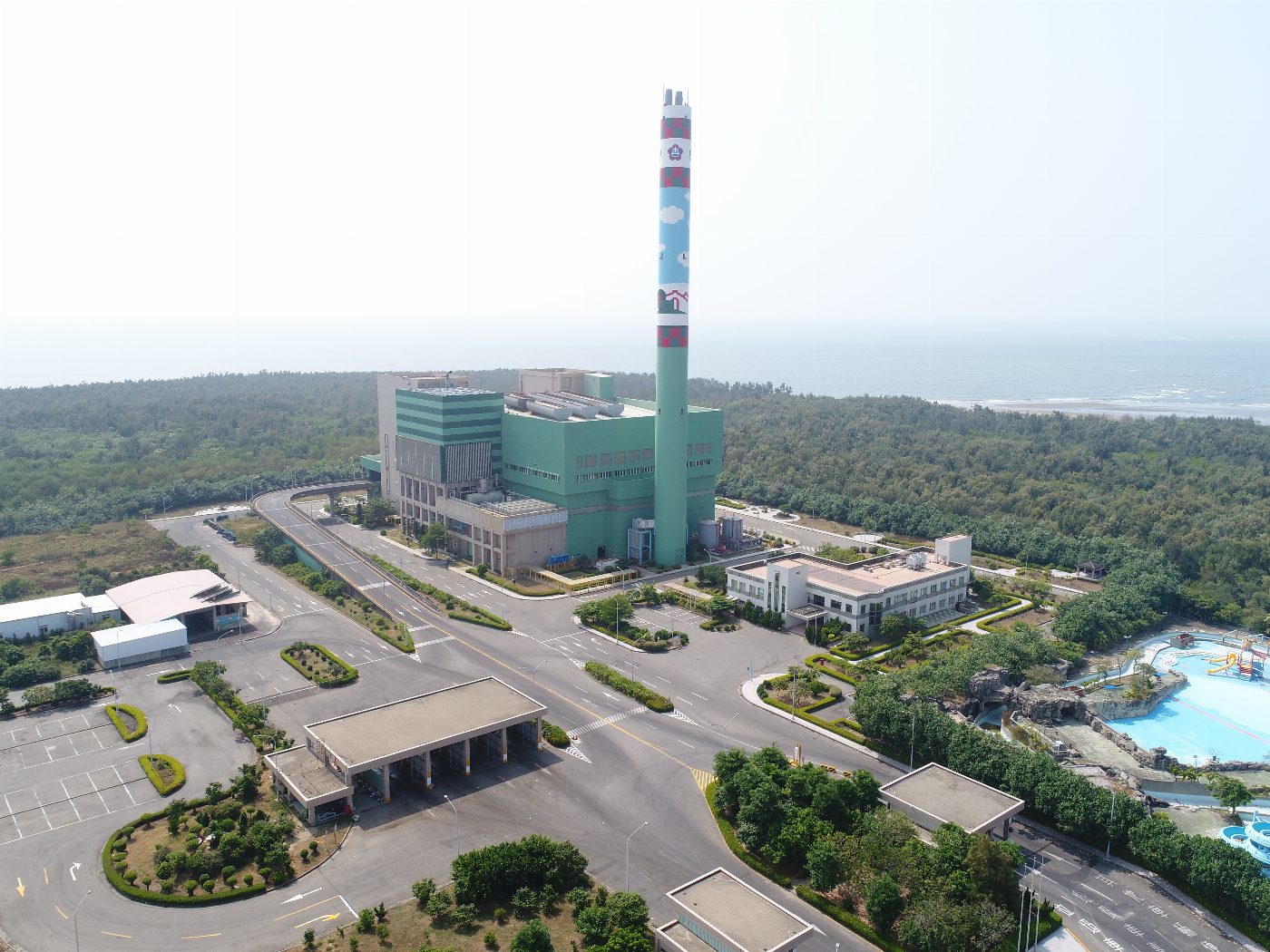 城西焚化廠整修改善完成，  不僅削減空污排放量，更符合未來更嚴格的空污排放標準