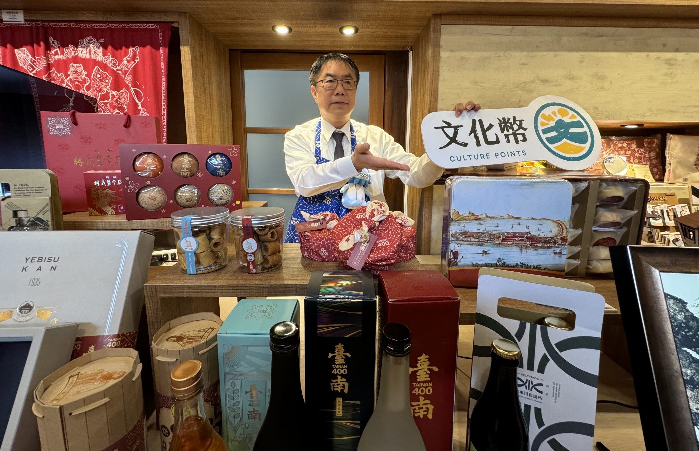 偉哲市長擔任臺南400限定店一日店長 現場加碼推促銷 吉祥物劍堡粉絲看過來，收藏劍堡的絕佳機會就在限定店
