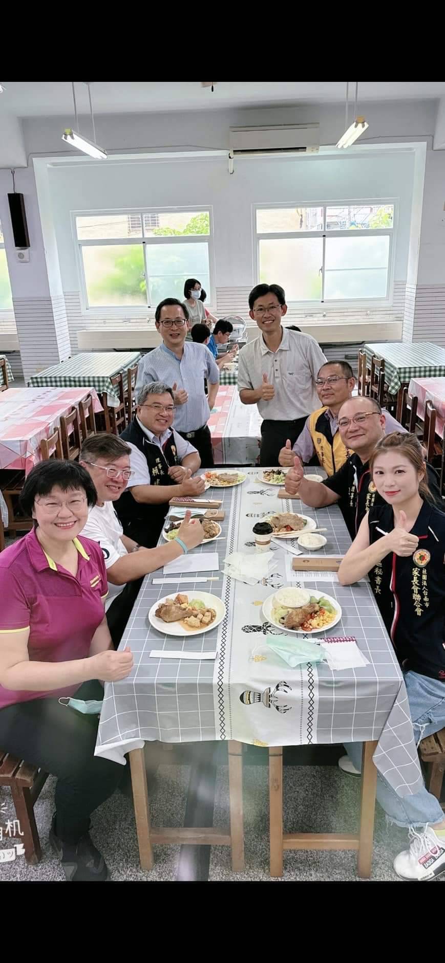 黎明高中校園膳食革新!自助餐與自選點餐系統滿足學生的胃