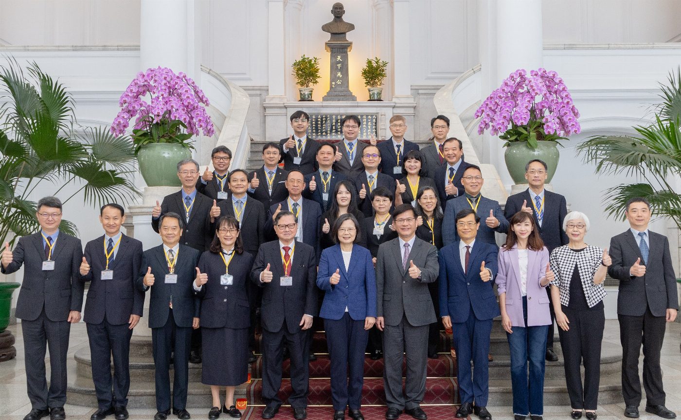 發明成效卓著 崑山科大鐘俊顏副校長、劉鑑德老師獲蔡英文總統接見