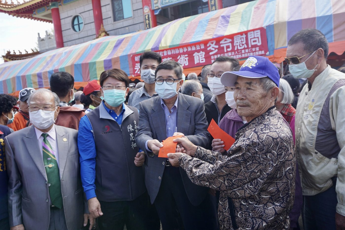 南紡購物中心董座侯博明歸鄉, 捐536萬元善款濟弱扶傾