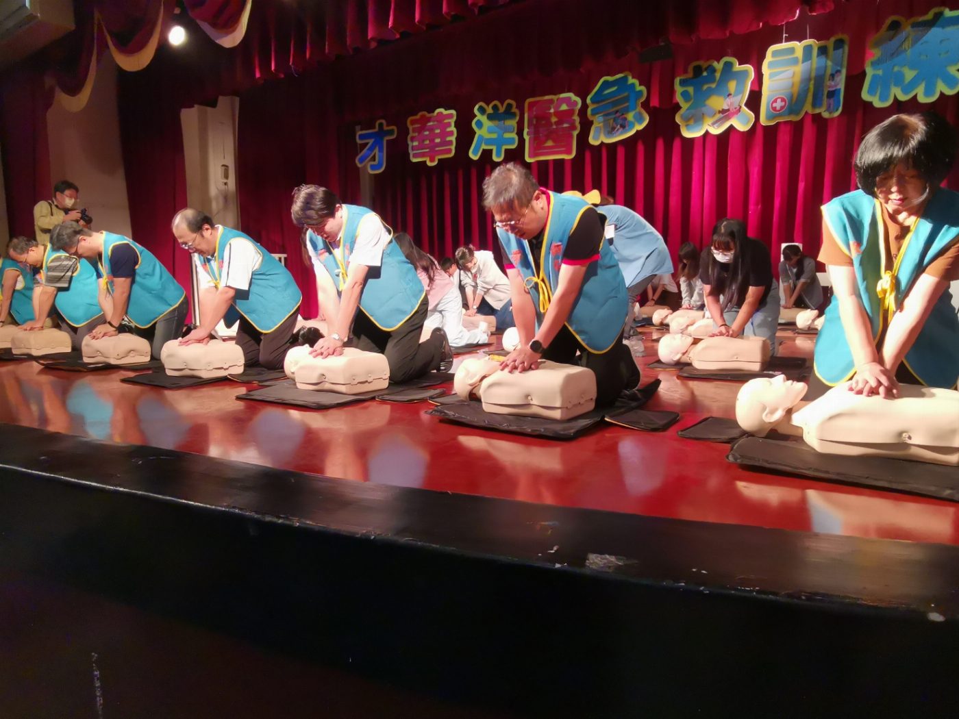 華醫科大入學新生訓練活動，12日上午進行華醫新生入門禮CPR+AED急救技術大考驗
