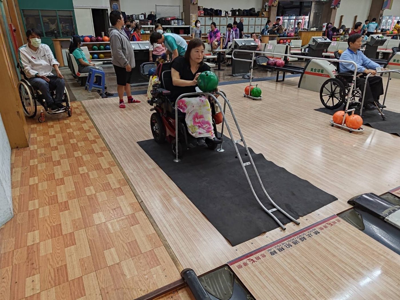 臺南市西藥盃身心障礙者保齡球賽登場 以球會友展現活力 落實運動平權精神