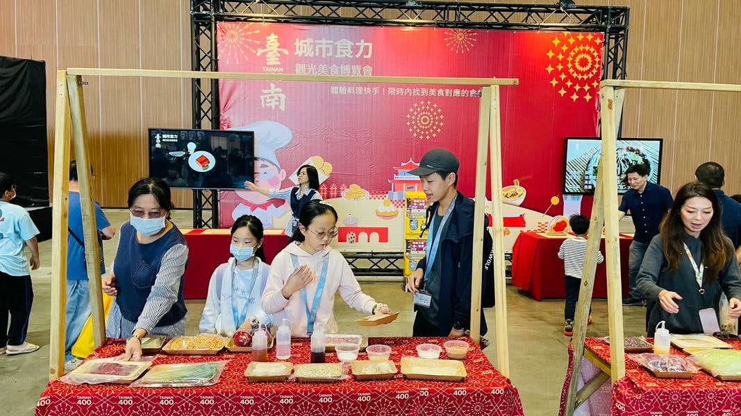 臺南400觀光美食博覽會 首日近萬人次 多家美食齊聚特賣 吸引遊客搶購熱潮