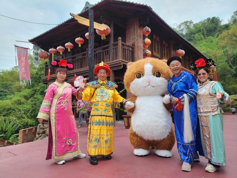 白河萬里長城古裝變身體驗爆紅　親子打卡拍出仙氣美照