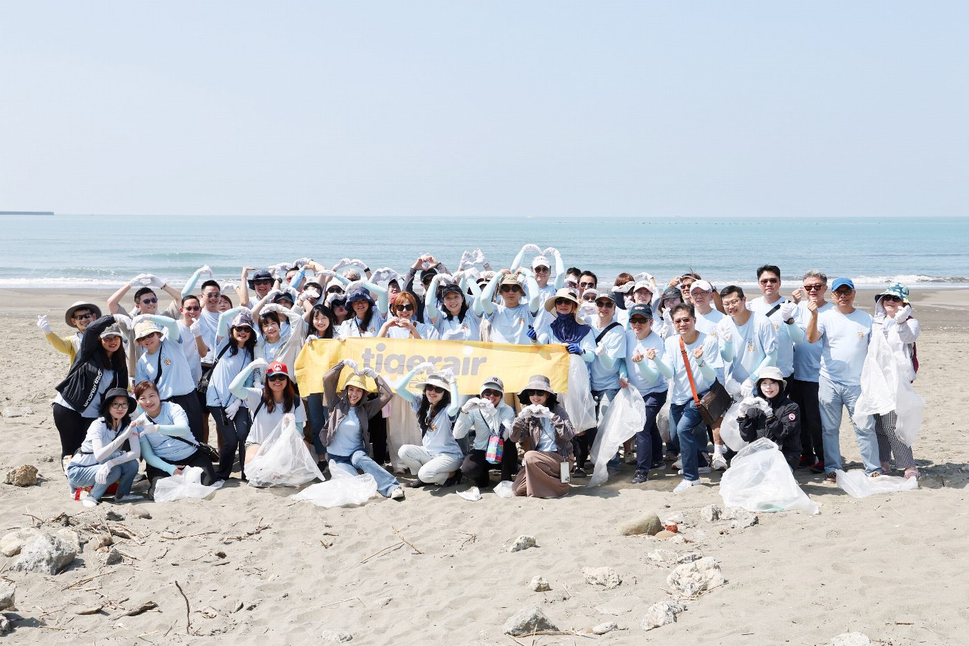 以實踐行動回饋地方：台灣虎航帶領團隊在漁光島淨灘，深化環保與區域連結