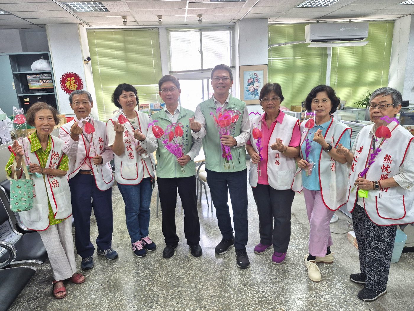 中西區蔡區長熱情送花慶母親節 台南女性同仁感受無限