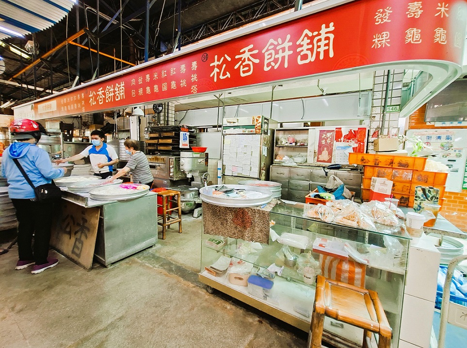 「鹹甜引路臺南味」鴨母寮市場人氣店家，「松香餅舖」包子、壽桃味美價廉，訂單遍全臺