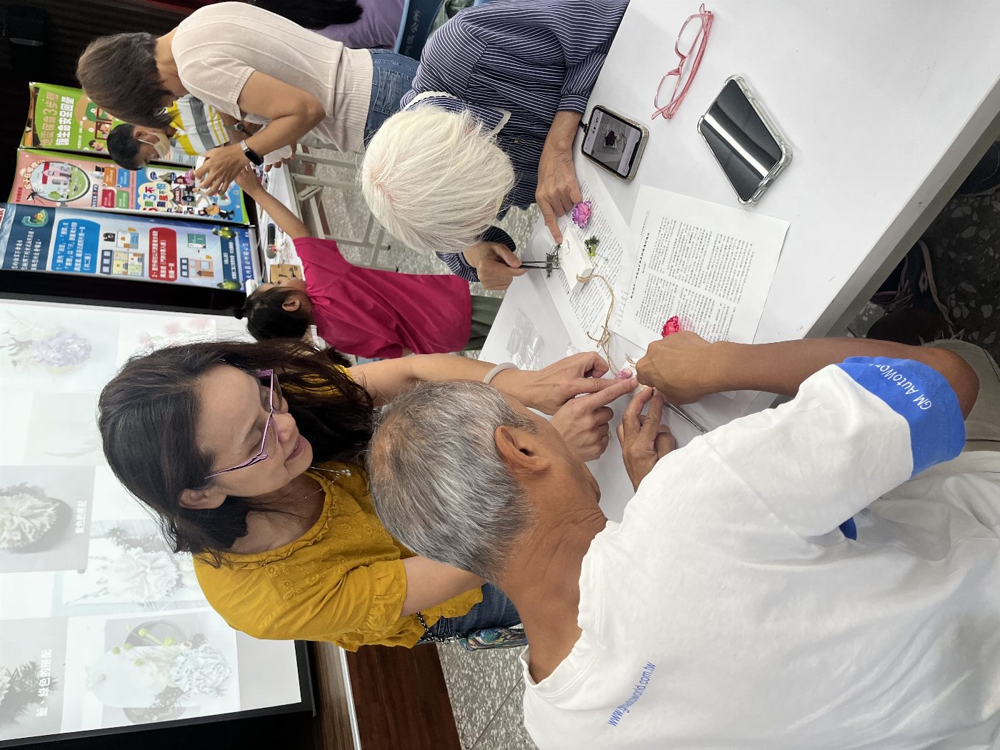 04.計畫協同主持人黃瑞靜副教授陪伴居民完成創作，將感恩透過手作細緻呈現
