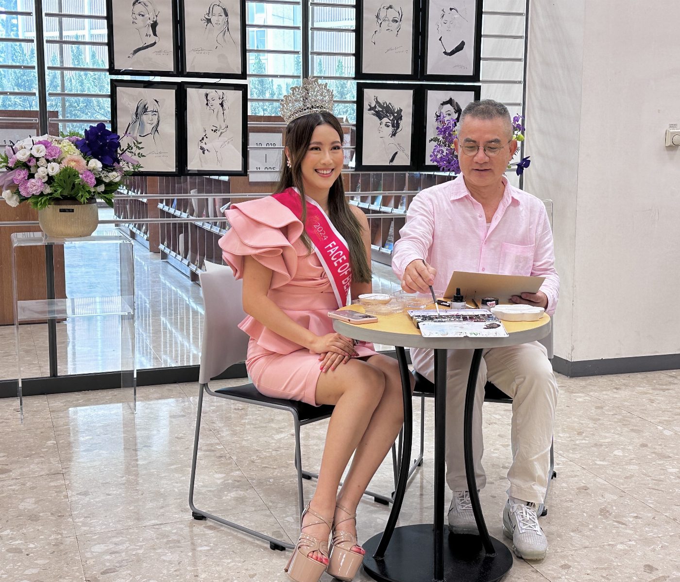 台灣小姐王韻雅 親蒞南應大參觀「林家旭法頌飛白個展」 並充當模特兒