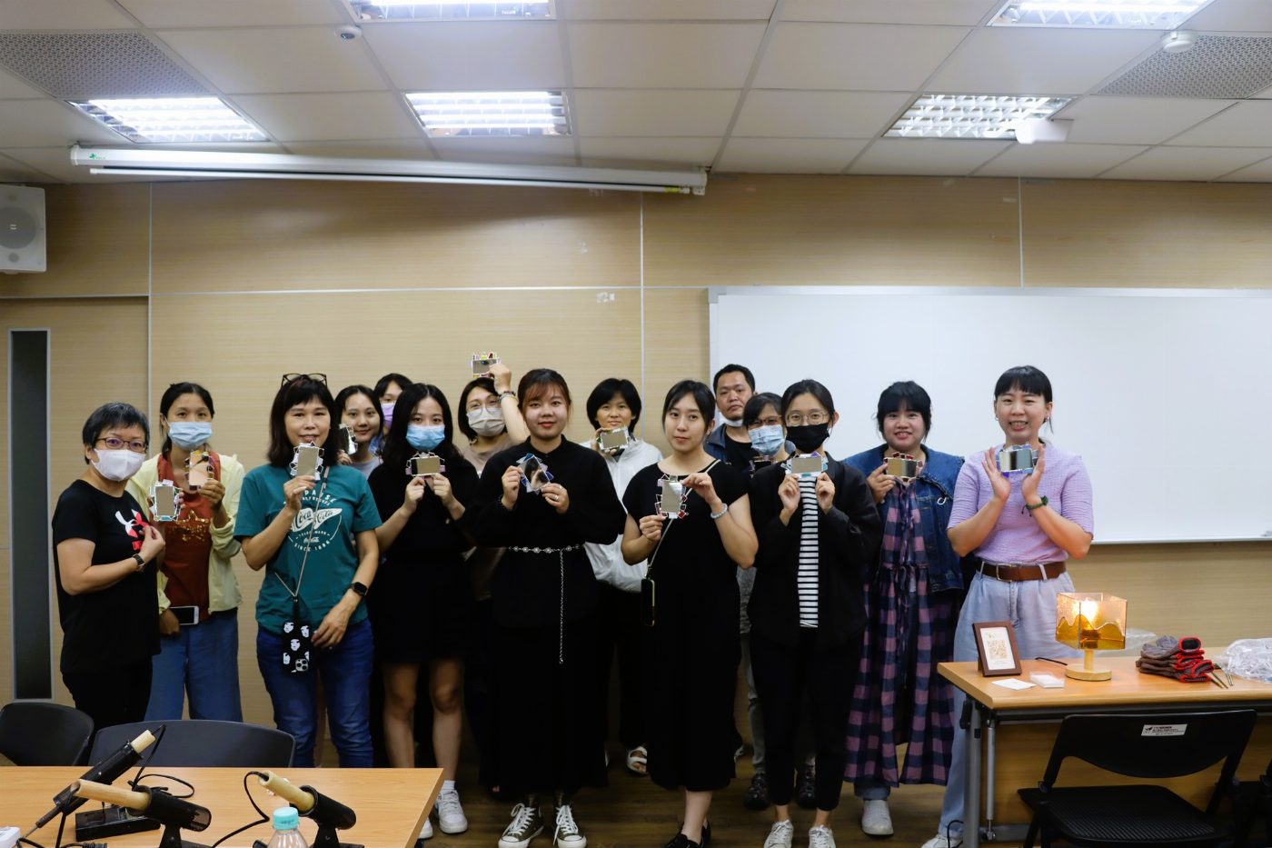 臺南大學舉辦鑲嵌玻璃工作坊，學生體驗工藝魅力