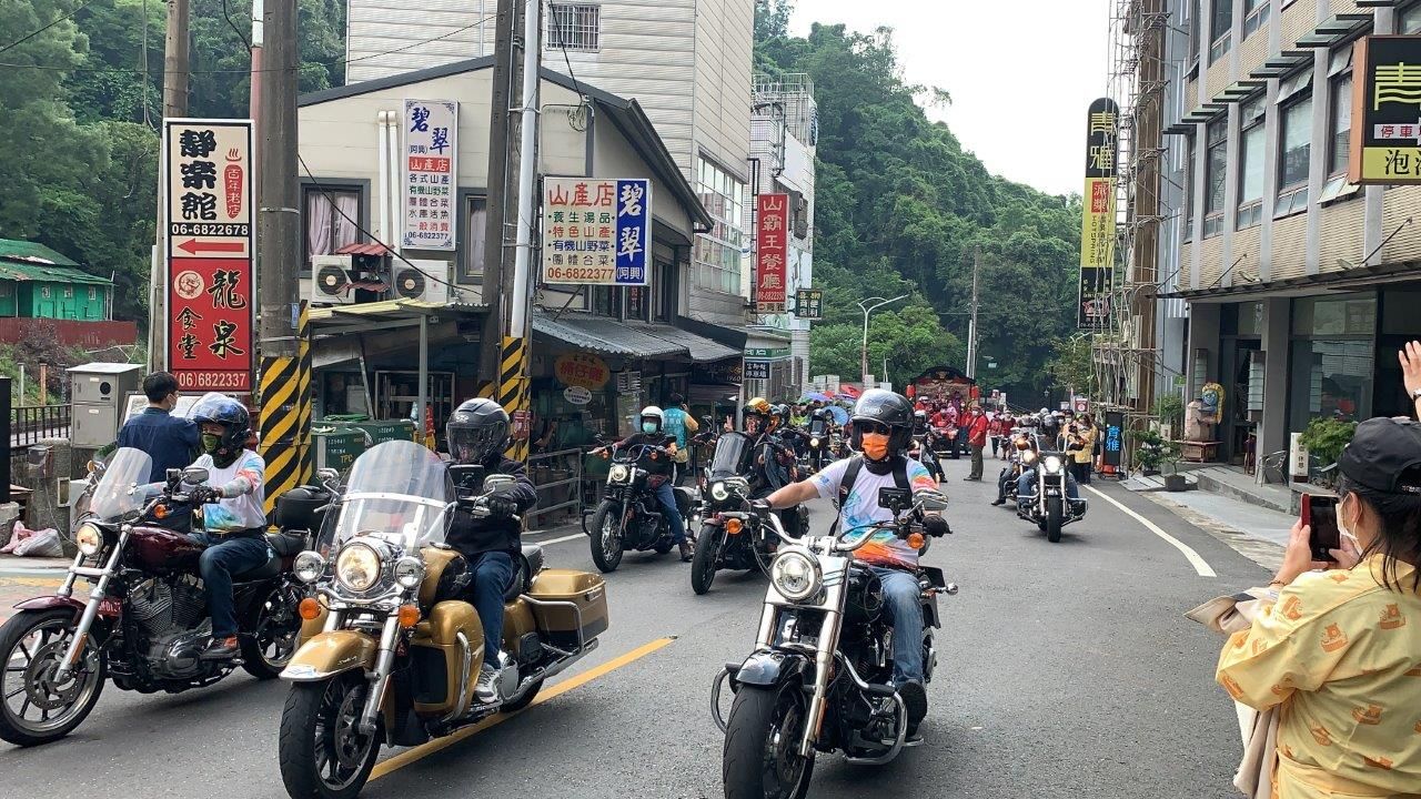 西拉雅夏日秋瘋系列活動-關子嶺火王爺祭典 重機領軍拉山車，特製福袋望關子嶺「福氣到、客人到、財源到」