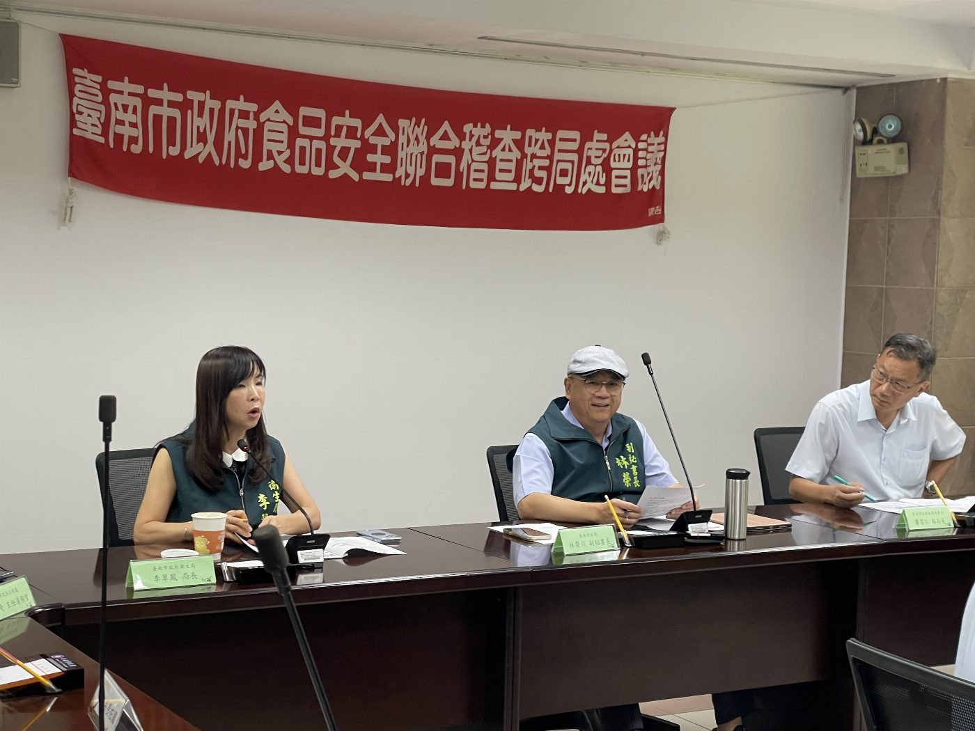 臺南市政府召開食品安全會報，全面追查中聯大豆沙拉油流向，推動「食安標章」強化食安管理