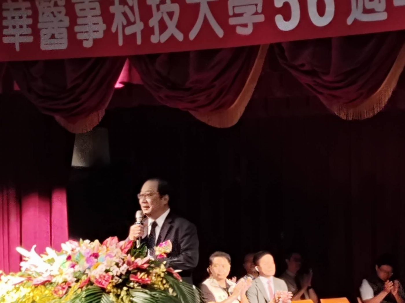 中華醫事科大11月3日舉行56周年校慶典禮 頒發卜敏正等9人傑出校友當選證書及高考驗光師雙榜首高額獎勵金