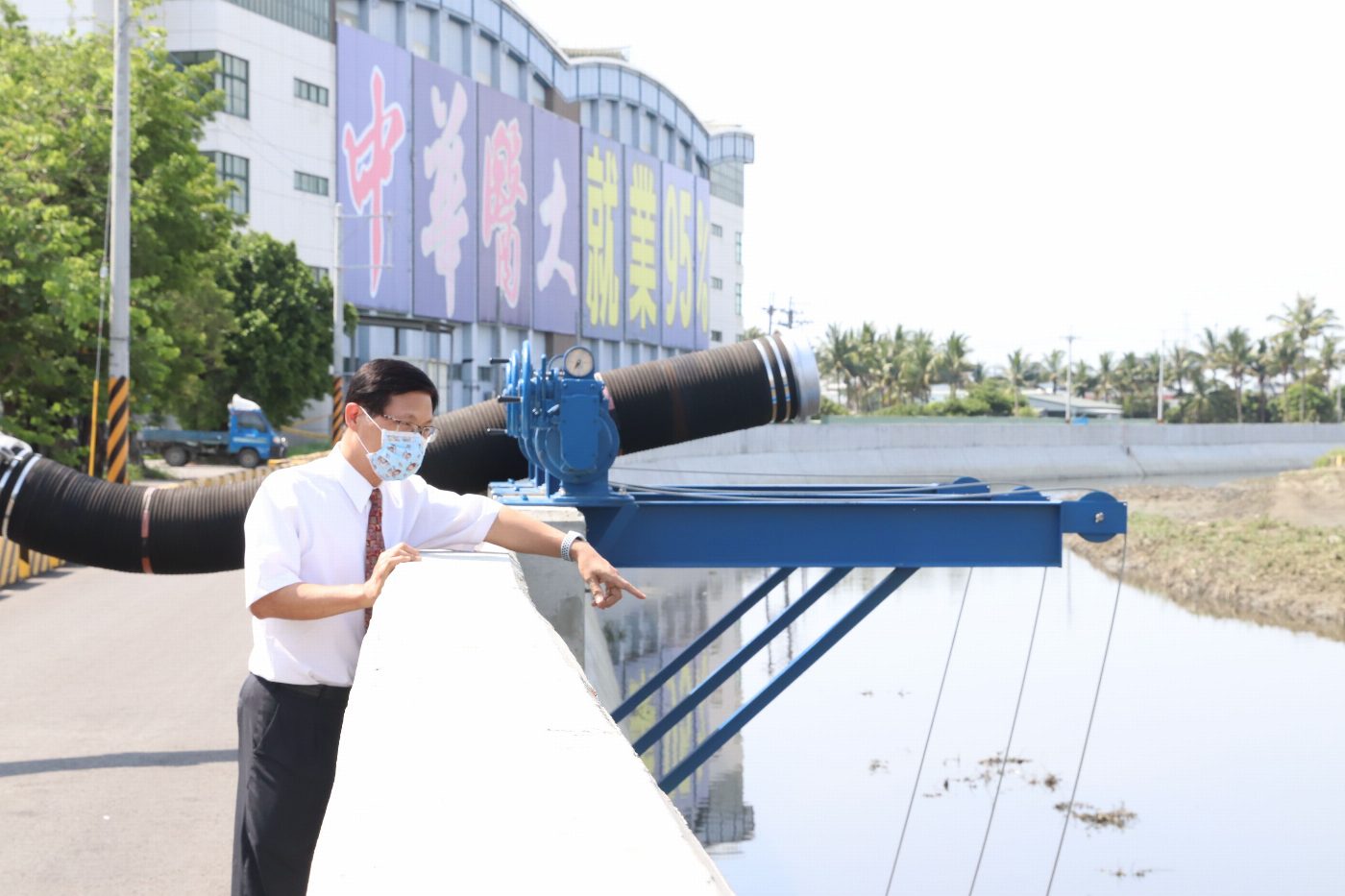 三爺溪堤岸加高防汛有成中華醫事科大校園零淹水  曾信超校長代表校方感謝第六河川局和台南市政府攜手整治三爺溪