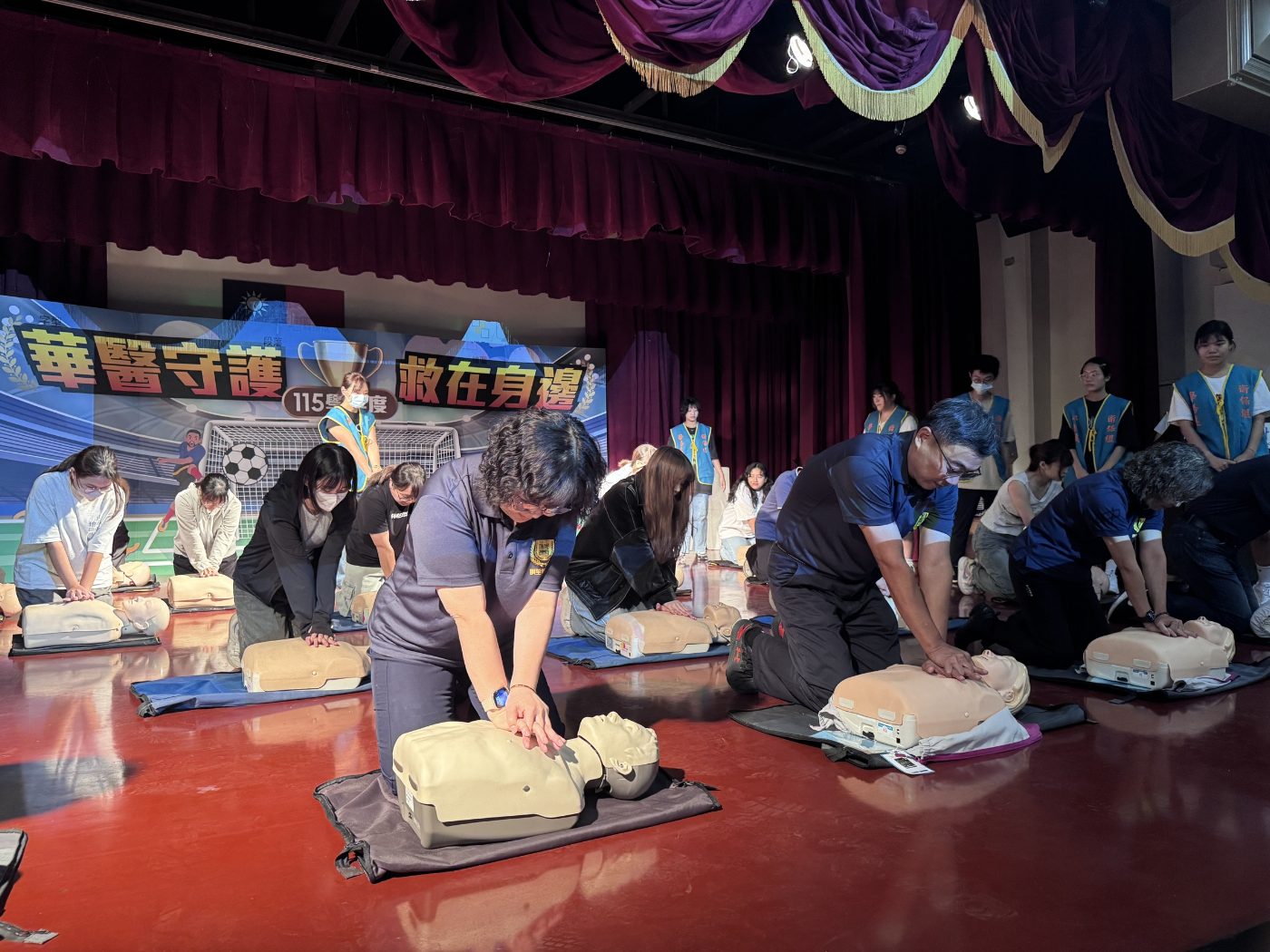 中華醫大迎接新鮮人入學 新生訓練先學CPR+AED基本救命技術考驗  李碧娥校長期勉新生：來華醫不只拿到文憑而已 要在這裡成為更好的自己