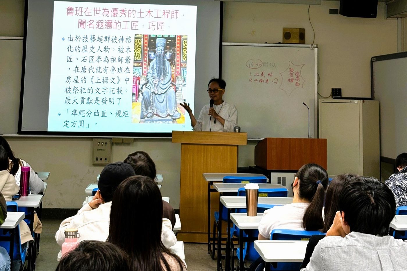 南大邀請臺南市導覽協會理事長謝奇峰分享府城百工百業