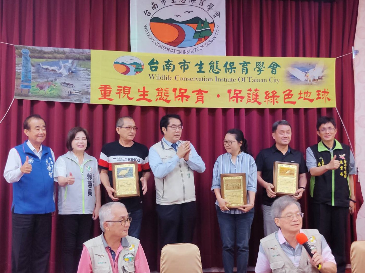 台南市長黃偉哲頒獎3位尋獲任內野放傷癒黑琵鳥友