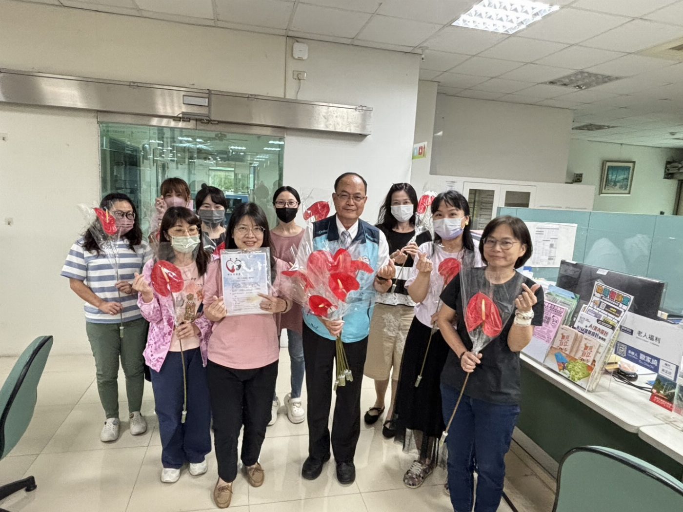 安平區長送花同仁 謙虛表感謝 傳遞母親節祝福