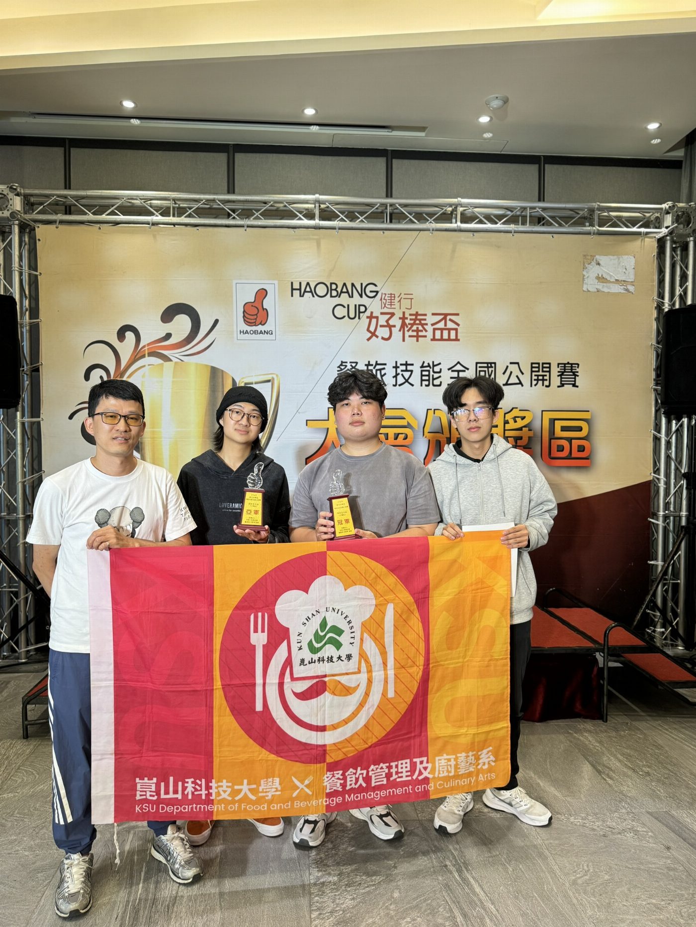 崑大餐飲系技壓群雄 2026健行好棒盃、金樽盃咖啡拉花狂奪雙料冠軍