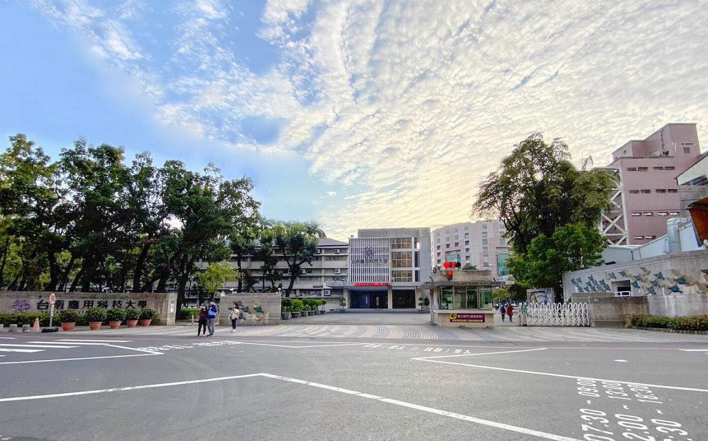 南應大邁向一甲子 董事長獲頒私校傑出教育事業家 明年起學校與國立大學同步調薪無落差