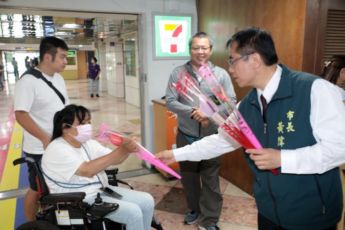 黃偉哲市長獻上農民種植花卉祝福母親節