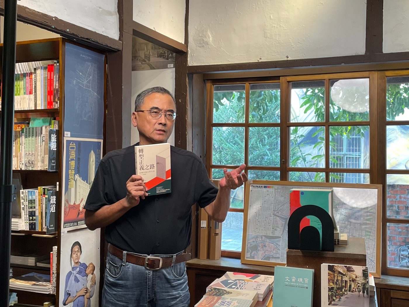 「名人帶路─踅冊店、買好書」第四站造訪聚珍臺灣 移居臺南的知名作家魚夫，帶您逛臺南「最臺」的獨立特色書店
